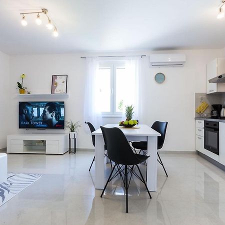 Petra Modern Apartment With Free Parking And Bbq Zadar Bagian luar foto