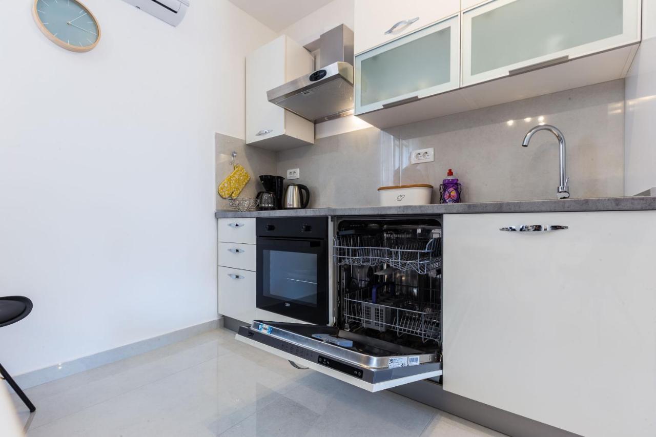 Petra Modern Apartment With Free Parking And Bbq Zadar Bagian luar foto