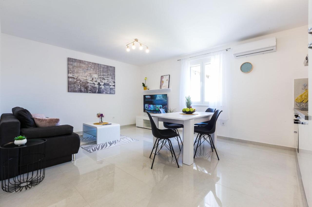 Petra Modern Apartment With Free Parking And Bbq Zadar Bagian luar foto