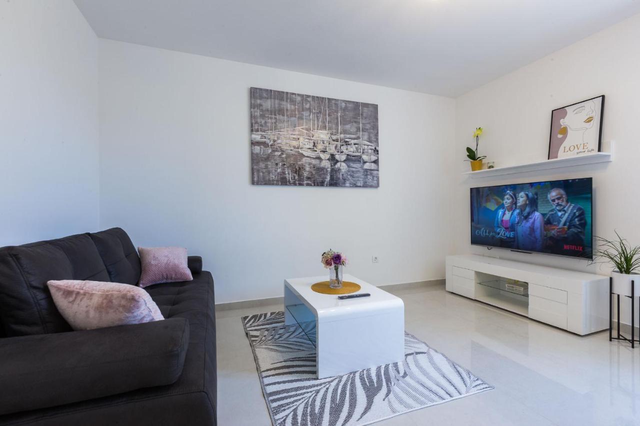Petra Modern Apartment With Free Parking And Bbq Zadar Bagian luar foto